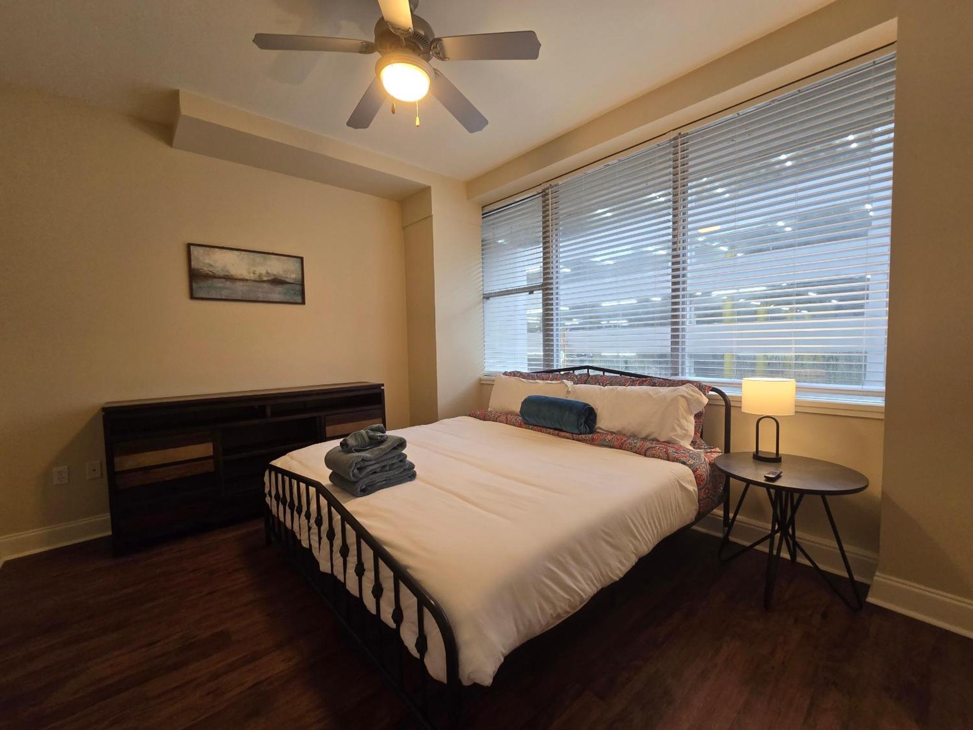 Amazing Condos Beautiful View 2 Blocks To French Quarter, Small Rooftop Pool, Gym, Seanger Theater, Super Dome, And Bourbon St New Orleans Ruang foto