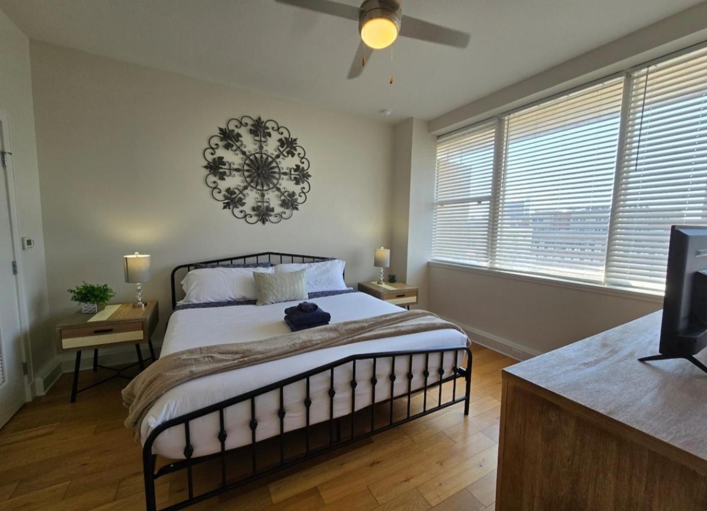 Amazing Condos Beautiful View 2 Blocks To French Quarter, Small Rooftop Pool, Gym, Seanger Theater, Super Dome, And Bourbon St New Orleans Ruang foto