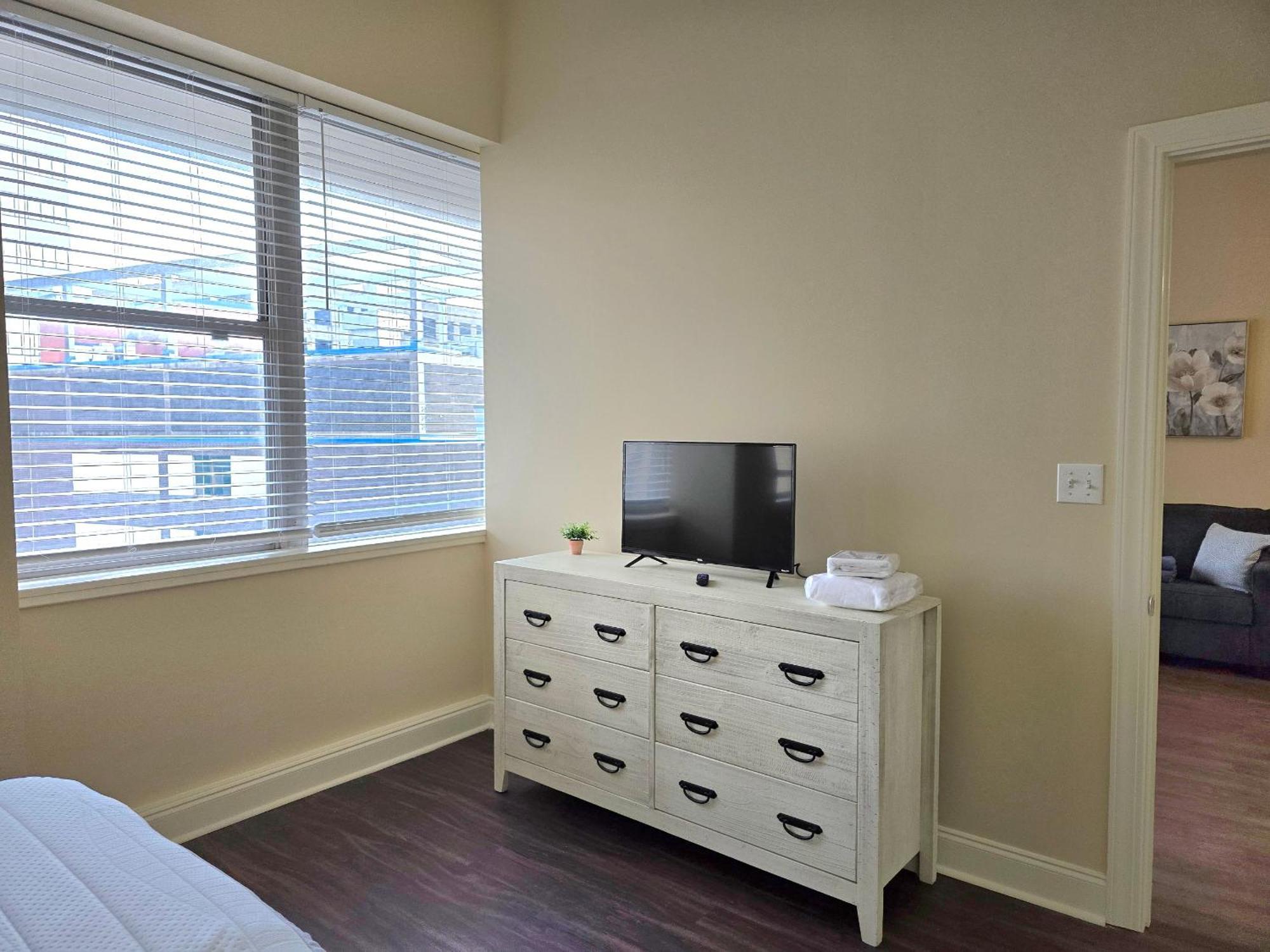 Amazing Condos Beautiful View 2 Blocks To French Quarter, Small Rooftop Pool, Gym, Seanger Theater, Super Dome, And Bourbon St New Orleans Ruang foto