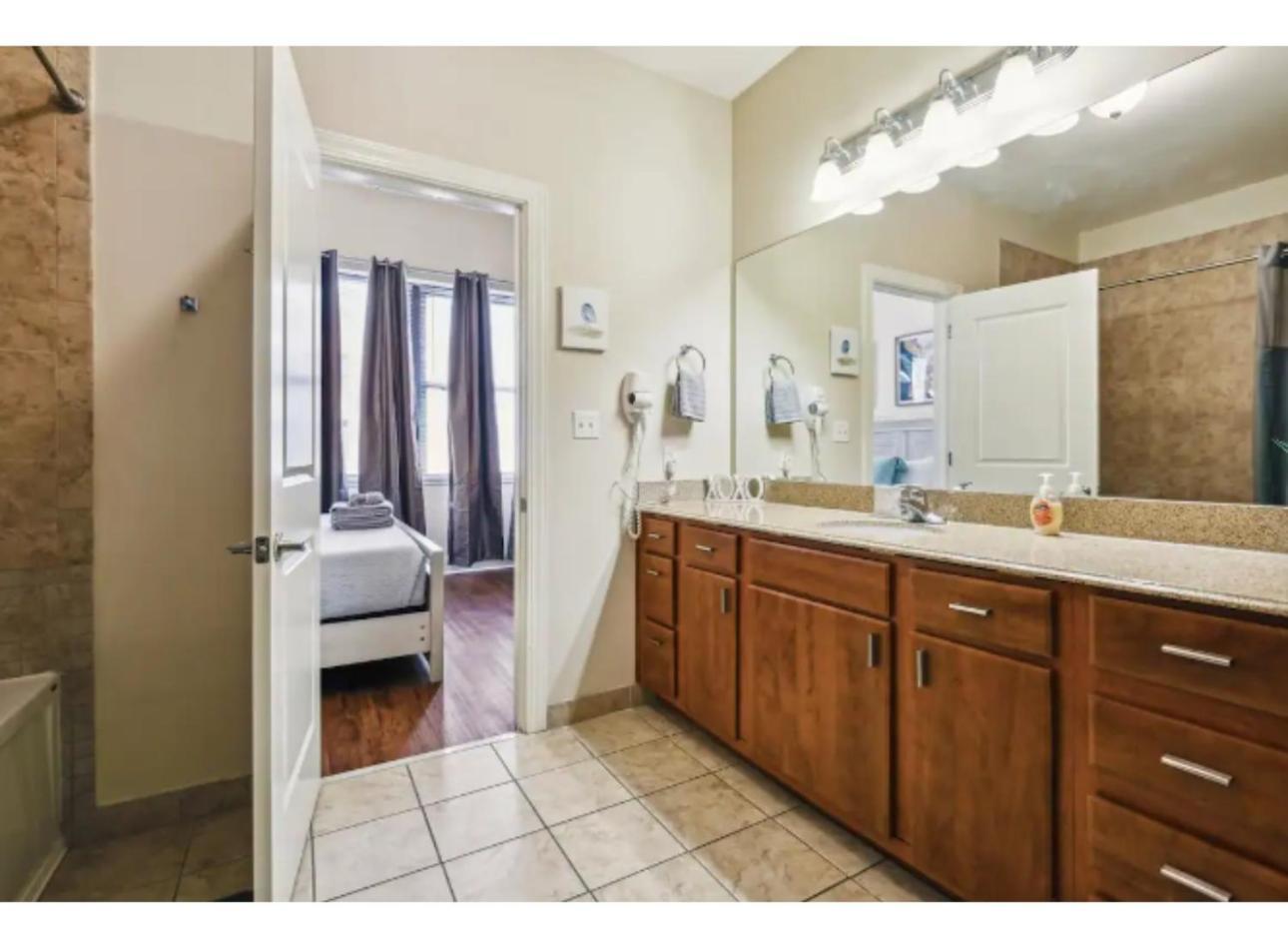 Amazing Condos Beautiful View 2 Blocks To French Quarter, Small Rooftop Pool, Gym, Seanger Theater, Super Dome, And Bourbon St New Orleans Ruang foto