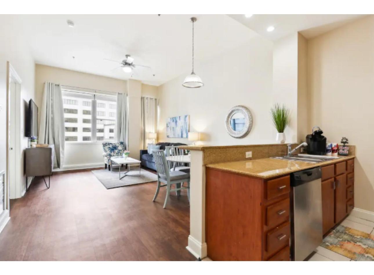Amazing Condos Beautiful View 2 Blocks To French Quarter, Small Rooftop Pool, Gym, Seanger Theater, Super Dome, And Bourbon St New Orleans Ruang foto