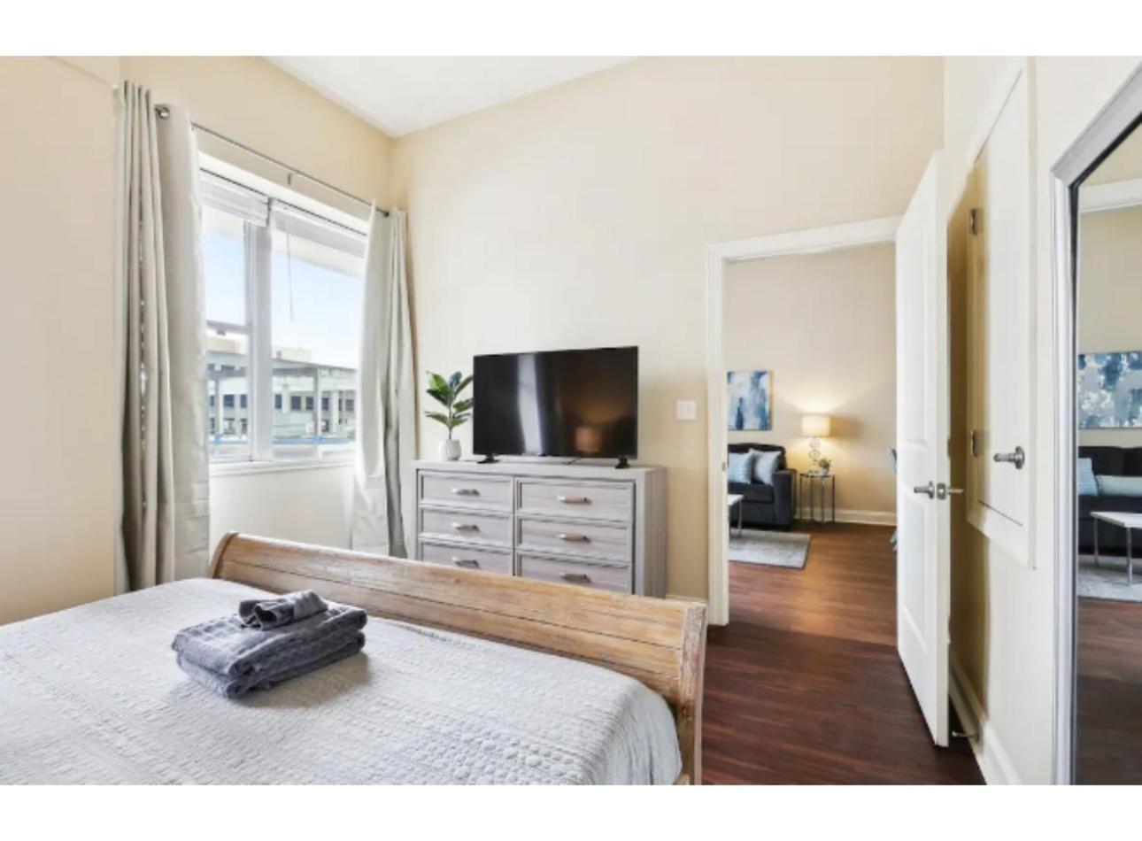 Amazing Condos Beautiful View 2 Blocks To French Quarter, Small Rooftop Pool, Gym, Seanger Theater, Super Dome, And Bourbon St New Orleans Ruang foto