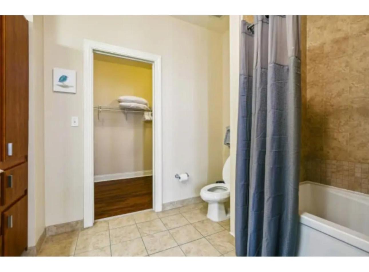 Amazing Condos Beautiful View 2 Blocks To French Quarter, Small Rooftop Pool, Gym, Seanger Theater, Super Dome, And Bourbon St New Orleans Ruang foto