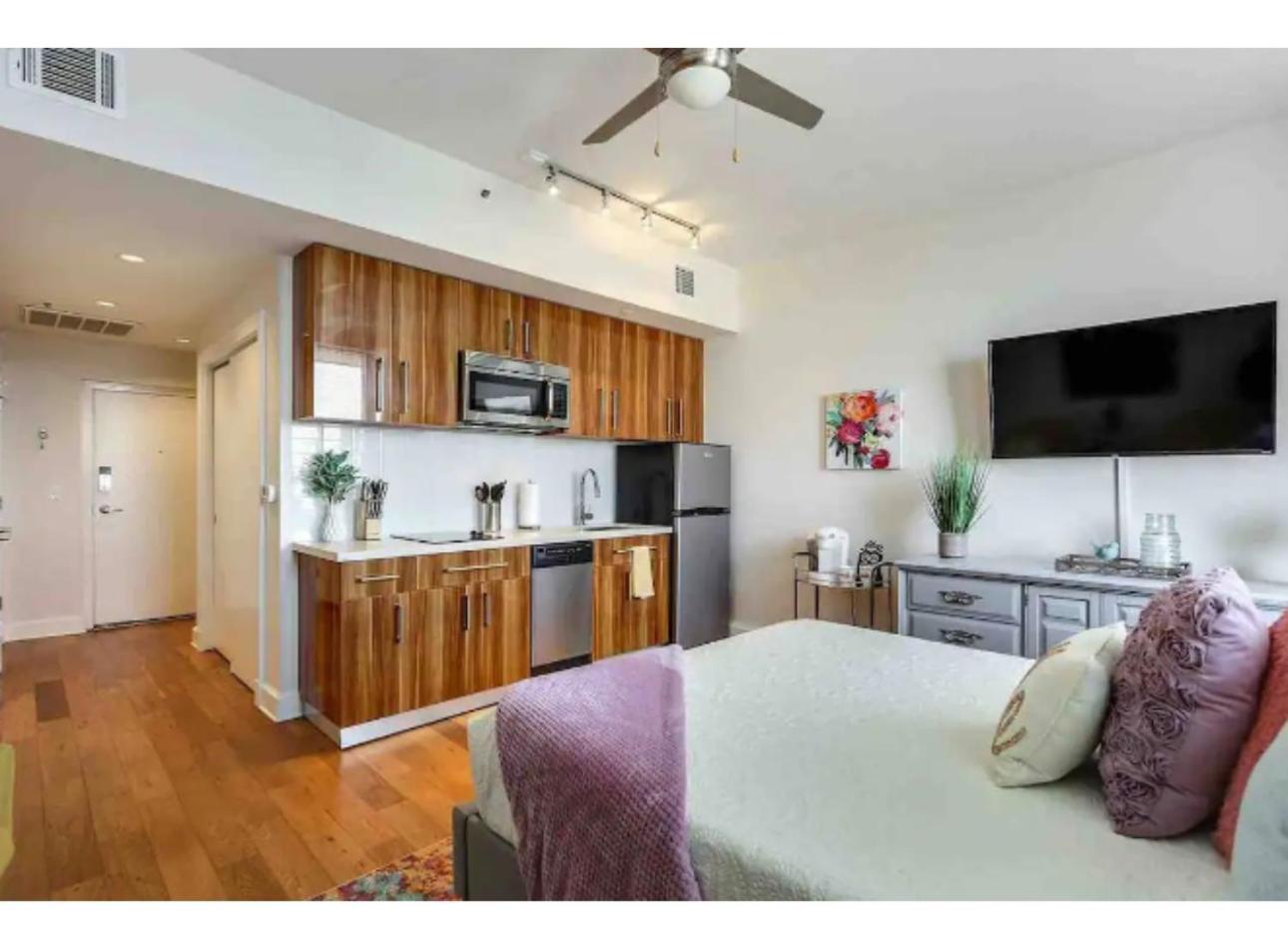 Amazing Condos Beautiful View 2 Blocks To French Quarter, Small Rooftop Pool, Gym, Seanger Theater, Super Dome, And Bourbon St New Orleans Ruang foto